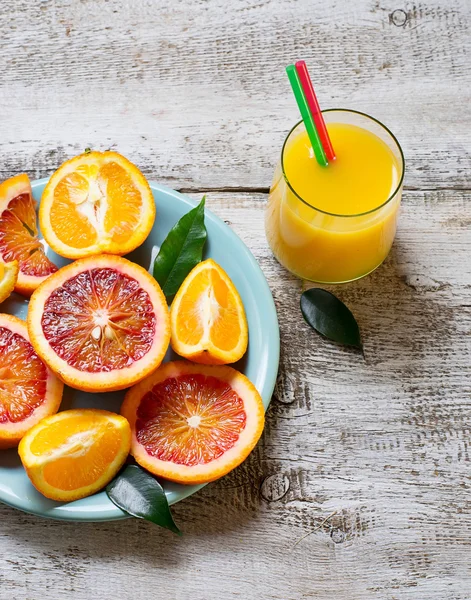 Jugo de naranja fresco y naranja en rodajas — Foto de Stock