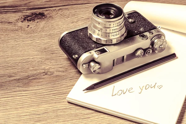 Carta con messaggio Ti amo e fotocamera retrò — Foto Stock