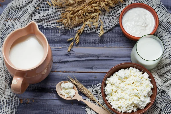 Dairy products: milk, cottage cheese, sour cream — Stock Photo, Image