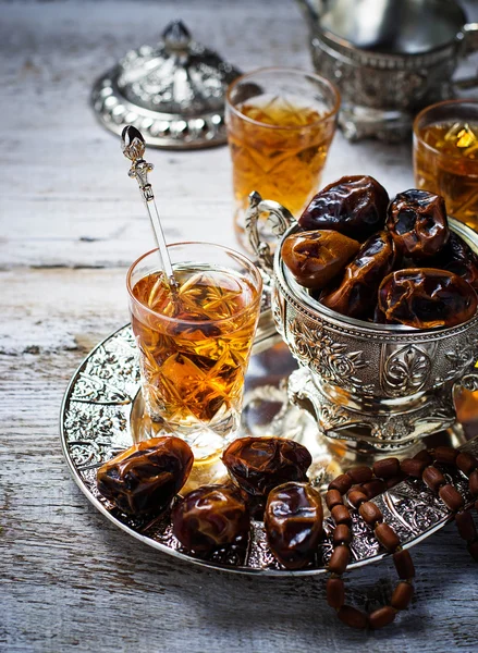 Chá árabe tradicional e datas secas — Fotografia de Stock