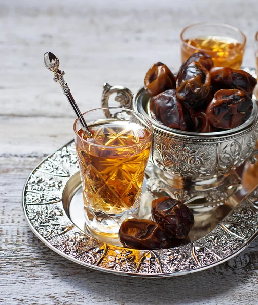 Traditional arabic tea and dry dates — Stock Photo, Image