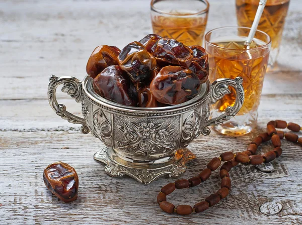 Traditional arabic tea and dry dates — Stock Photo, Image