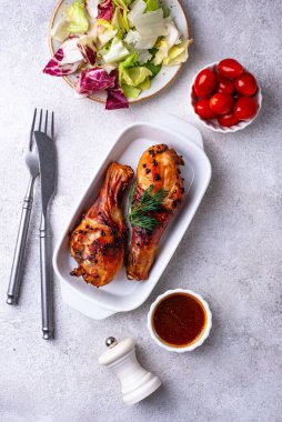 Kızarmış ya da sebzeli tavuk budu.