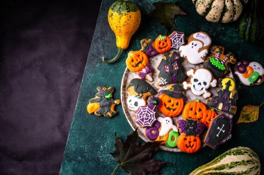 Yarasa, hayalet, balkabağı ve kafatası şeklinde Cadılar Bayramı kurabiyeleri.