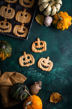 Cadılar Bayramı balkabağı kurabiyeleri Jack-o-fener şeklinde