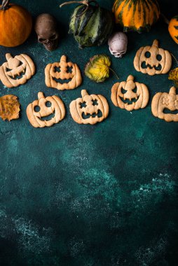 Cadılar Bayramı balkabağı kurabiyeleri Jack-o-fener şeklinde