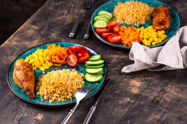 Dengeli diyet. Tavuk, bulguru ve sebzeli sağlıklı yemek tabağı..