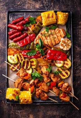Çeşitli yaz ızgara bbq çeşitleri. Shashlik, ızgara sosis, sebze ve sos.
