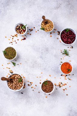 Çeşitli baklagillerin karışımı. Fasulye, mercimek, soya fasulyesi, bezelye ve nohut.