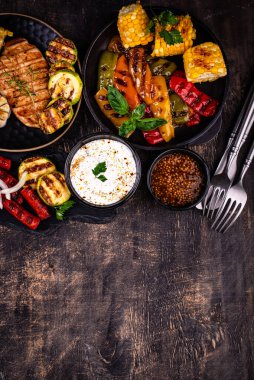 Çeşitli yaz ızgara bbq çeşitleri. Shashlik, ızgara sosis, sebze ve sos.