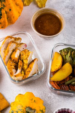 Konteynırlarda kalan Şükran Günü yemeği. Türkiye, sebze ve kızılcık sosu