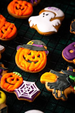 Yarasa, hayalet, balkabağı ve kafatası şeklinde Cadılar Bayramı kurabiyeleri.