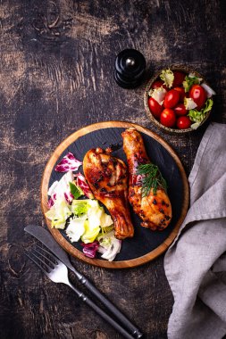 Kızarmış ya da sebzeli tavuk budu.