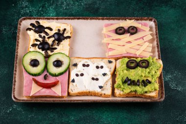 Çocuklar için Cadılar Bayramı yemeği. Komik korkunç canavarlar kadeh kaldırır.