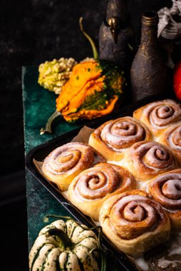 Tarçınlı taze ev yapımı çörekler. Cinnabon ruloları