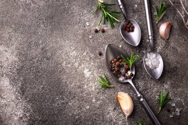 Biberiye, sarımsak, tuz ve biber. Mutfak arka planı.