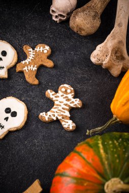 Kafatası, zombi ve mumya şeklinde korkunç zencefilli kurabiyeler.