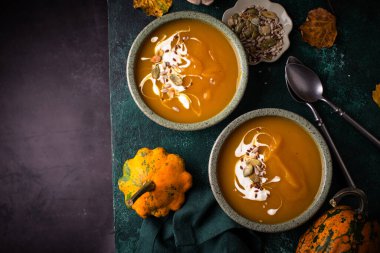 Cadılar Bayramı baharatlı vejetaryen sonbahar balkabağı kreması çorbası