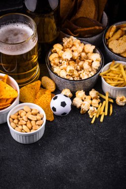 Bira ve farklı atıştırmalıklar. Superbowl ya da futbol partisi için aperatifler