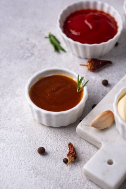 Farklı soslar seti. Ketçap, hardal, pesto, adjika