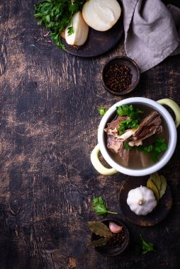 Kaynamış kemik suyu ya da etli et suyu. Kolajen kaynağı