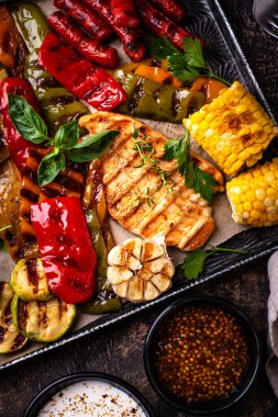 Çeşitli yaz ızgara bbq çeşitleri. Shashlik, ızgara sosis, sebze ve sos.