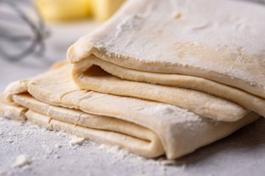 Çiğ donmuş puf böreği hamuru ve fırın malzemesi.