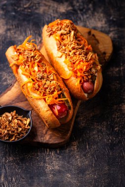 Geleneksel Amerikan sokak yemekleri sosisli ve vhavuç salatası.