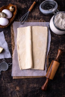 Çiğ donmuş puf böreği hamuru ve fırın malzemesi.