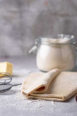 Çiğ donmuş puf böreği hamuru ve fırın malzemesi.