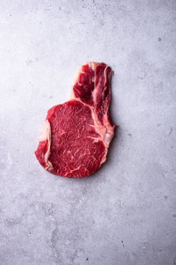 Çiğ sığır eti antrecot veya entrecot.