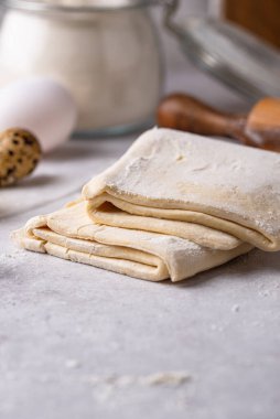 Çiğ donmuş puf böreği hamuru ve fırın malzemesi.