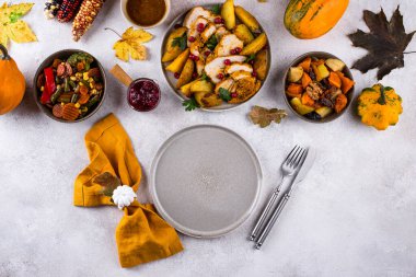 Geleneksel Şükran Günü yemeği hindi, fırında sebze, kızılcık sosu.