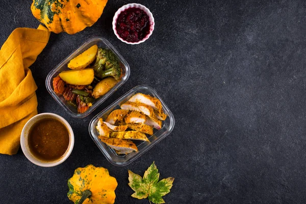 Konteynırlarda kalan Şükran Günü yemeği. Türkiye, sebze ve kızılcık sosu