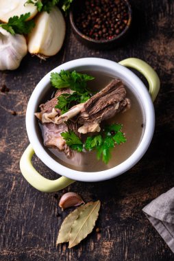 Kaynamış kemik suyu ya da etli et suyu. Kolajen kaynağı