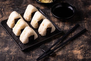 Onigiri, geleneksel Japon yemeği, pirinç ve somon balığı.