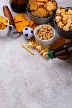Bira ve farklı atıştırmalıklar. Superbowl ya da futbol partisi için aperatifler