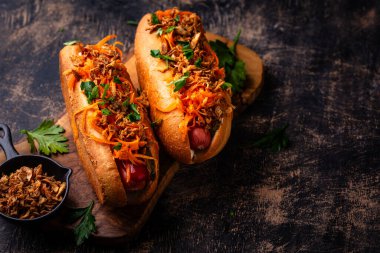 Geleneksel Amerikan sokak yemekleri sosisli ve vhavuç salatası.