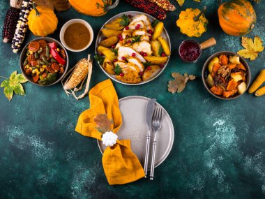 Geleneksel Şükran Günü yemeği hindi, fırında sebze, kızılcık sosu.