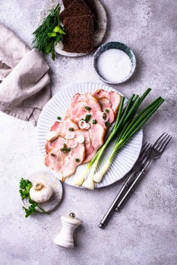 Dilimlenmiş domuz eti ya da yeşil soğanlı jambon.