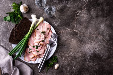 Dilimlenmiş domuz eti ya da yeşil soğanlı jambon.