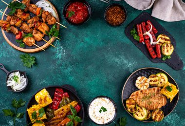 Çeşitli yaz ızgara bbq çeşitleri. Shashlik, ızgara sosis, sebze ve sos.