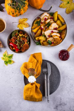 Geleneksel Şükran Günü yemeği hindi, fırında sebze, kızılcık sosu.