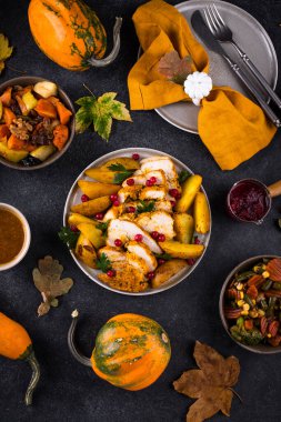 Geleneksel Şükran Günü yemeği hindi, fırında sebze, kızılcık sosu.