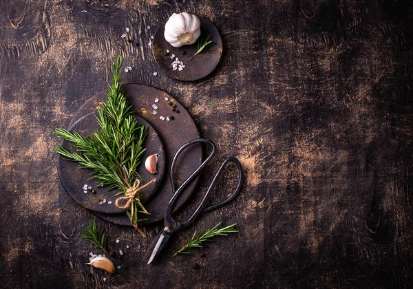 Biberiye, sarımsak, tuz ve biber. Mutfak arka planı.