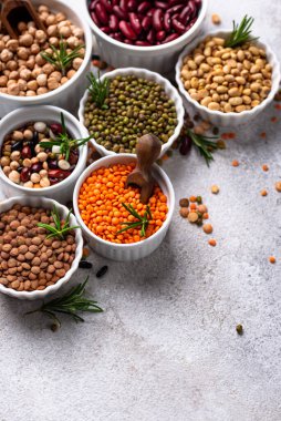 Çeşitli baklagillerin karışımı. Fasulye, mercimek, soya fasulyesi, bezelye ve nohut.