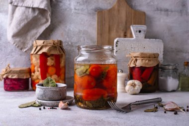 Kavanozda marine edilmiş ev yapımı domates turşusu. Mayalanmış yiyecek.