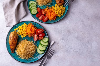 Dengeli diyet. Tavuk, bulguru ve sebzeli sağlıklı yemek tabağı..