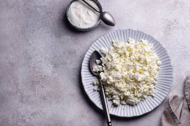 Açık arkaplanda süzme peynir ya da kaymak.