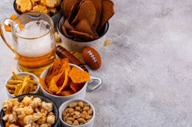 Bira ve farklı atıştırmalıklar. Superbowl ya da futbol partisi için aperatifler